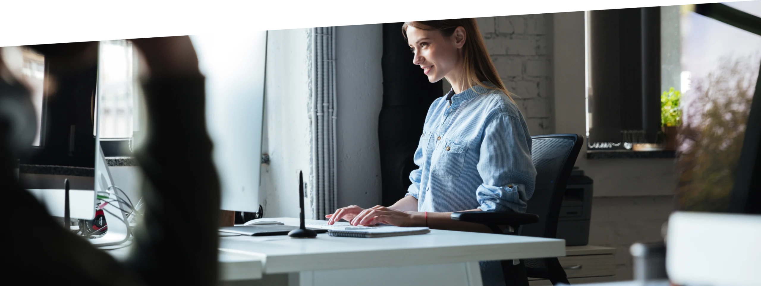 femme qui travaille dans un bureau